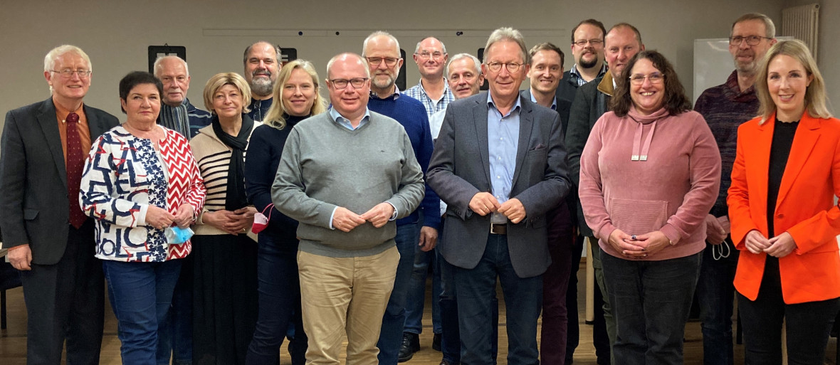 Der neue Vorstand des CDU-Gemeindeverbandes Unkel um den Vorsitzenden Markus Fischer (vorn 4. von rechts) mit Ellen Demuth MdL (vorn rechts) und dem Kreisvorsitzenden Erwin Rüddel MdB (vorn 3. von rechts). (Die Versammlung fand unter 2 G-Bedingungen statt Der neue Vorstand des CDU-Gemeindeverbandes Unkel um den Vorsitzenden Markus Fischer (vorn 4. von rechts) mit Ellen Demuth MdL (vorn rechts) und dem Kreisvorsitzenden Erwin Rüddel MdB (vorn 3. von rechts). (Die Versammlung fand unter 2 G-Bedingungen statt